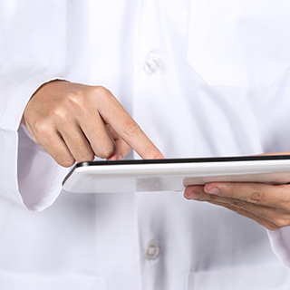 처방전 확인 후 한약 조제 관련 모습